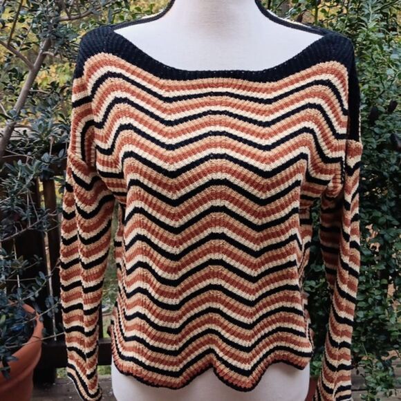 SurKana Sweater - Picture 1 of 9